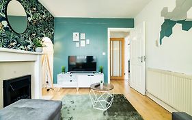 Spacious 6-Bed Home In Coventry, Warwick, West Midlands- Free Parking, Super Fast Wifi